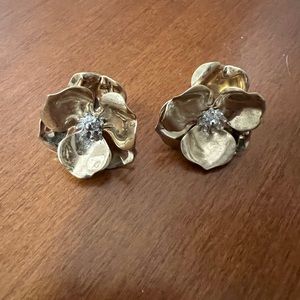 Gold tone flower earrings